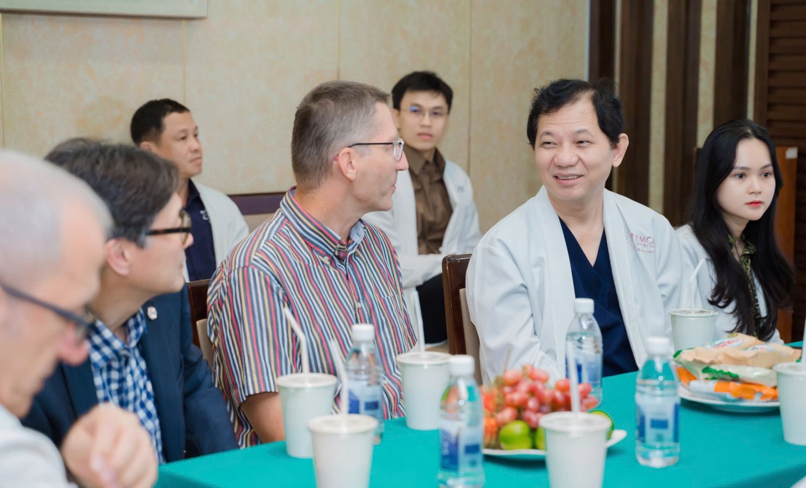 Bệnh Viện Thẩm Mỹ EMCAS Chào Đón Các Báo Cáo Viên Nước Ngoài Đến Thăm