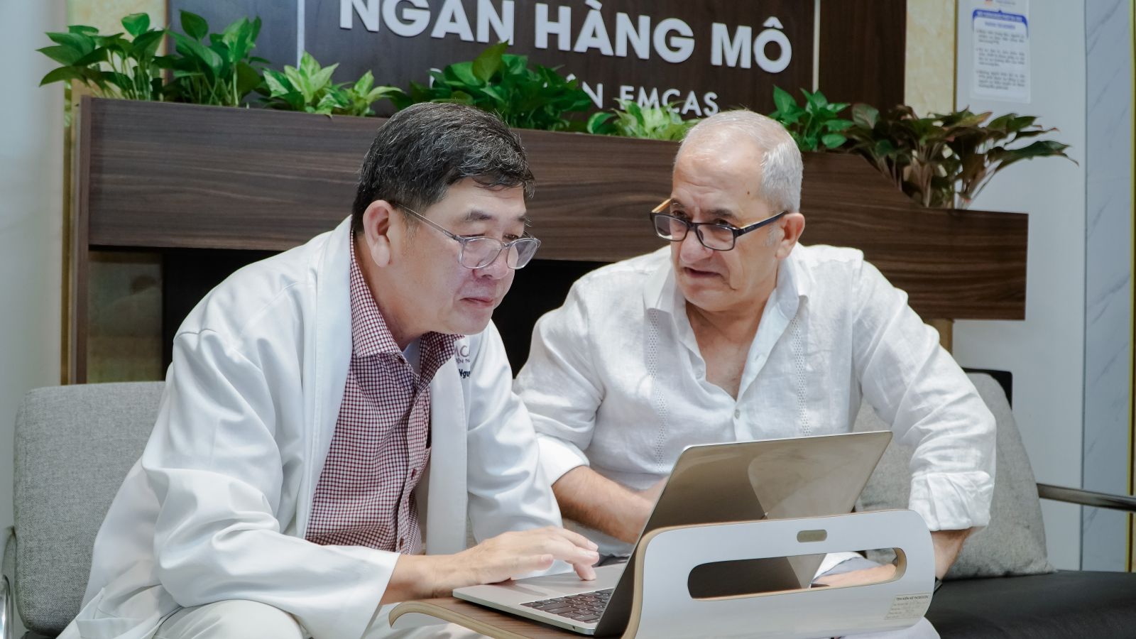 Bệnh Viện Thẩm Mỹ EMCAS Chào Đón Các Báo Cáo Viên Nước Ngoài Đến Thăm