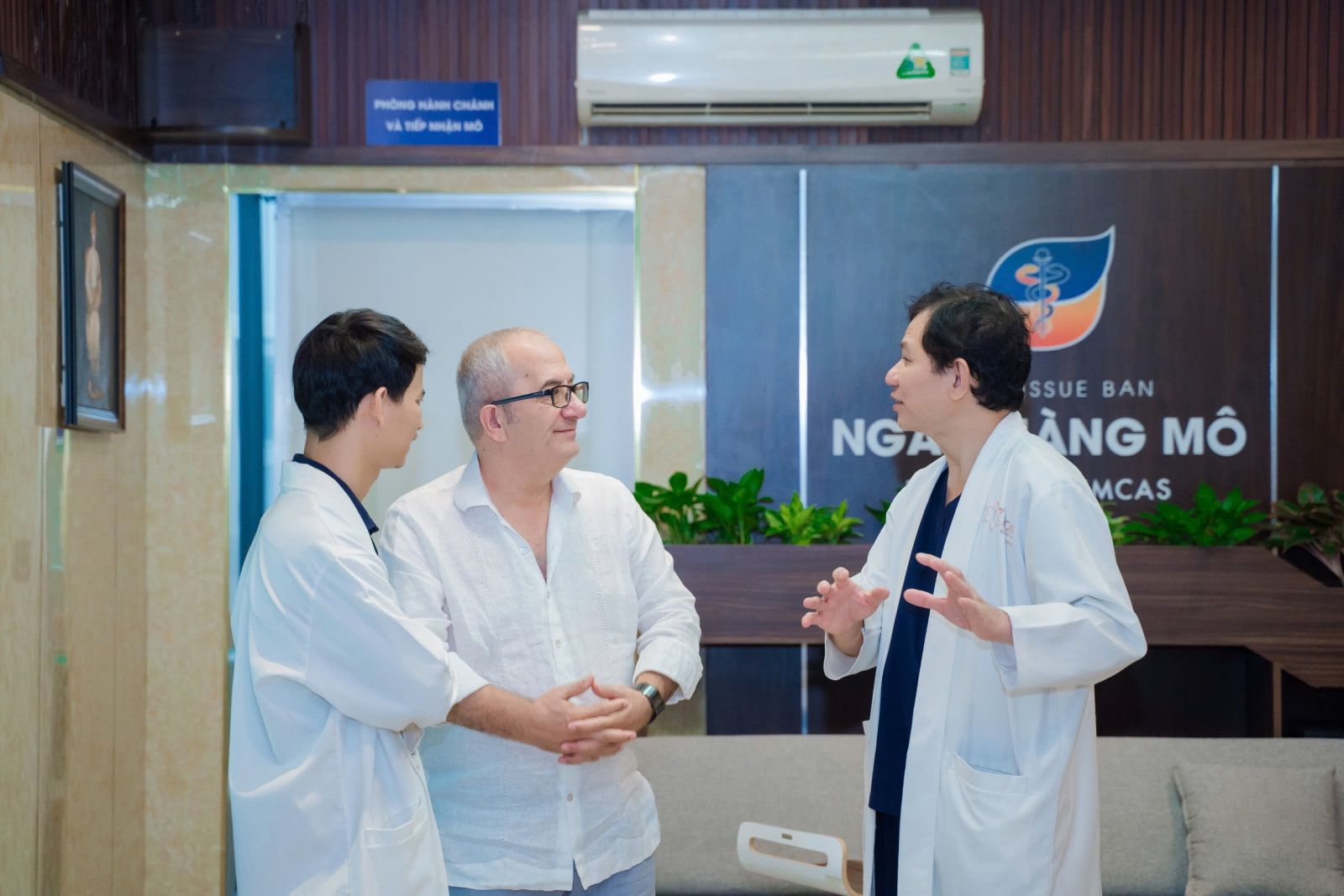 Bệnh Viện Thẩm Mỹ EMCAS Chào Đón Các Báo Cáo Viên Nước Ngoài Đến Thăm
