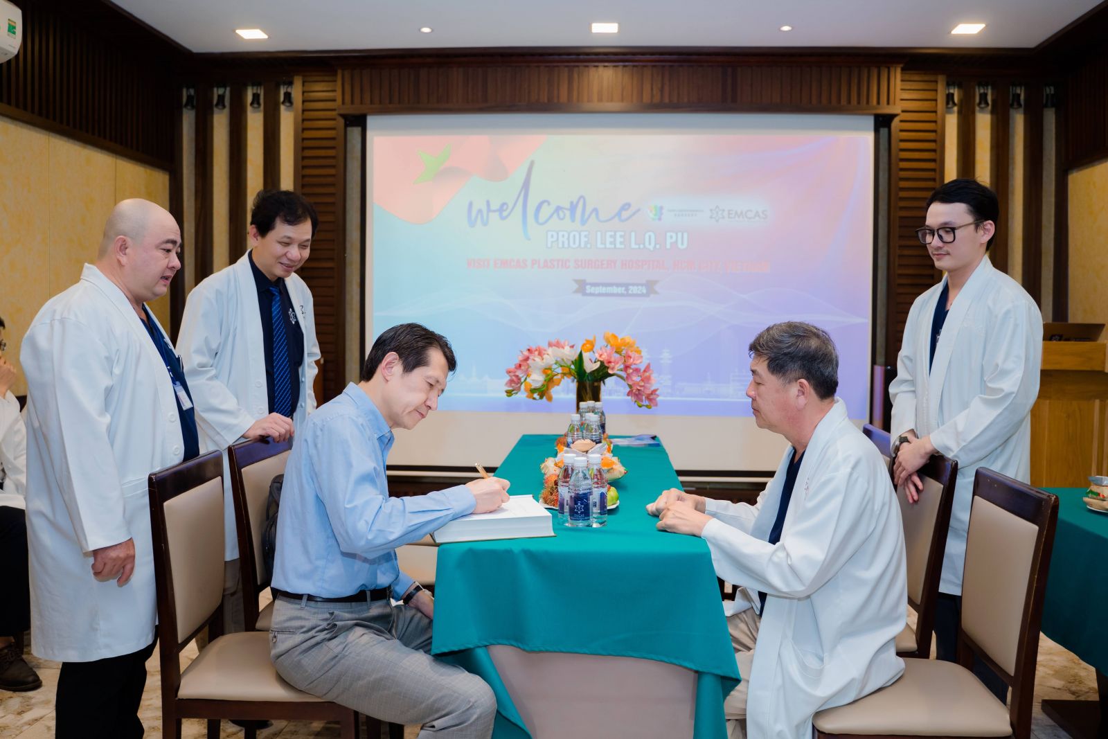 Bệnh Viện Thẩm Mỹ EMCAS Chào Đón Các Báo Cáo Viên Nước Ngoài Đến Thăm