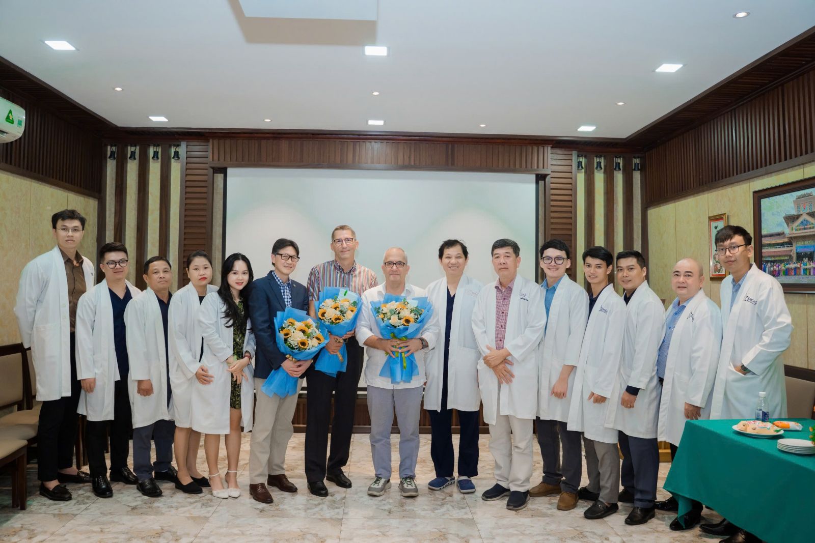 Bệnh Viện Thẩm Mỹ EMCAS Chào Đón Các Báo Cáo Viên Nước Ngoài Đến Thăm
