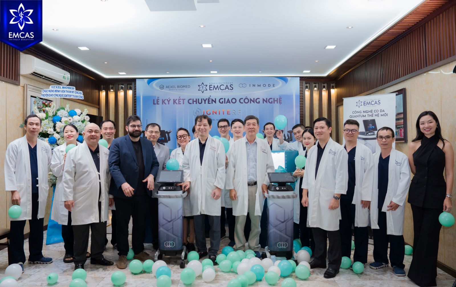 Đội ngũ bác sĩ EMCAS và đại diện hãng Inmode chụp hình lưu niệm tại lễ ký kết chuyển giao công nghệ Ignite RF