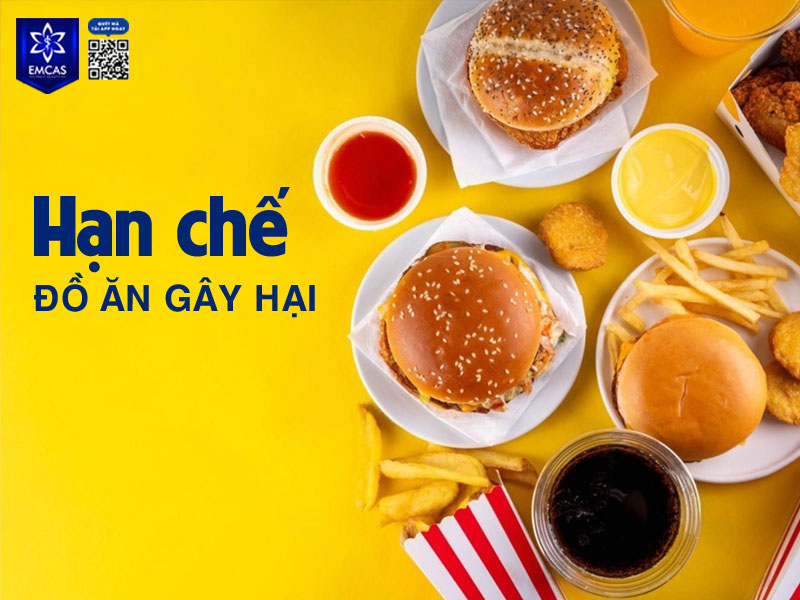 Các loại thực phẩm như đồ chiên rán, nước ngọt có gas, thức ăn nhanh hay thực phẩm quá ngọt có thể ảnh hưởng đến quá trình hấp thu dinh dưỡng, làm da nhờn và gây viêm mụn vùng mũi.