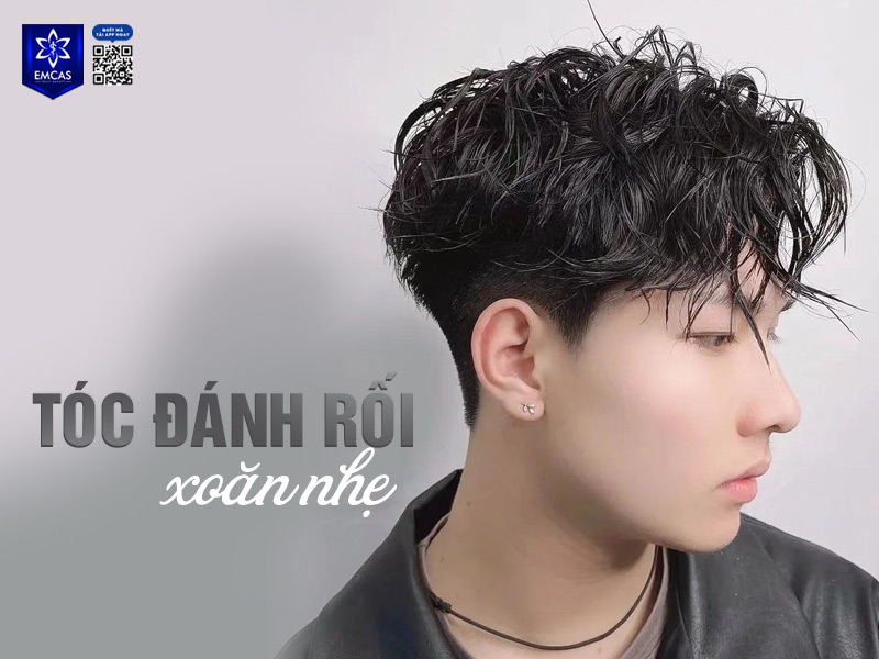 Tóc đánh rối xoăn nhẹ ở nam giới thường được tạo bằng cách đánh rối và uốn xoăn nhẹ để tạo cảm giác bồng bềnh cho tóc