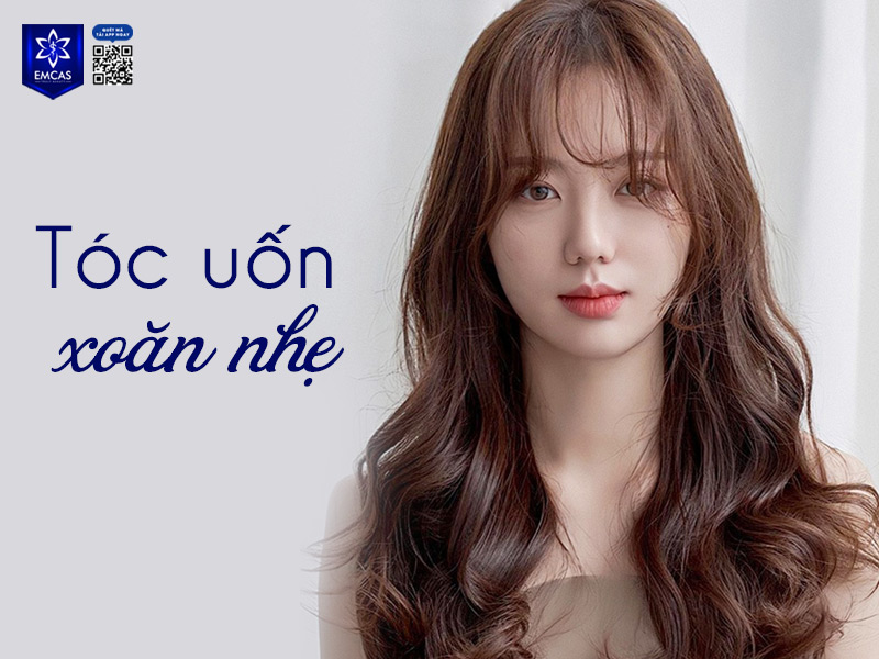Tóc uốn xoăn nhẹ với những lọn tóc xoăn mềm mại giúp tăng thể tích phần tóc hai bên má mang đến vẻ đẹp dịu dàng, nữ tính