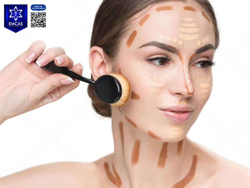  Kỹ thuật tạo khối, highlight đỉnh sống mũi có thể giúp sống mũi trông cao hơn, đầu mũi thon gọn và tổng thể khuôn mặt hài hòa hơn.