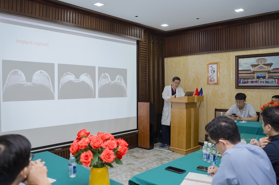Lớp học “Phẫu thuật tạo hình nâng ngực”