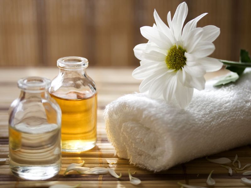 Chọn loại dầu massage hoặc kem dưỡng ẩm mà bạn ưa thích