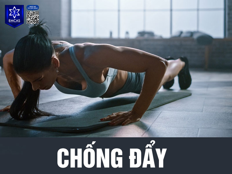Chống đẩy giúp tác động trực tiếp đến cơ ngực lớn, cơ vai và tay sau, từ đó tăng khả năng nâng đỡ phần mô ngực phía trên, tạo cảm giác vòng 1 đầy đặn, cân đối hơn.