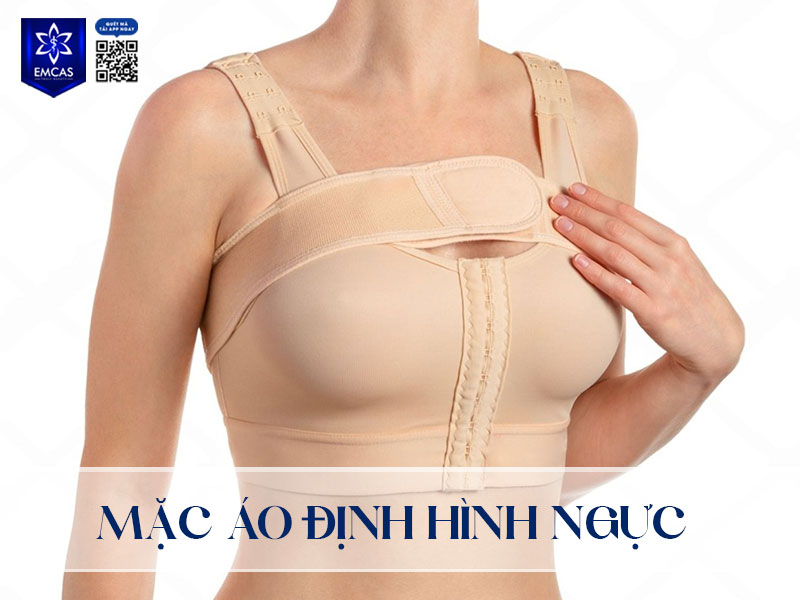Áo định hình đóng vai trò quan trọng trong quá trình chăm sóc sau nâng ngực giúp giữ ổn định vị trí túi ngực, hỗ trợ mô ngực thích nghi và vào form đúng.  Hình 12: text: dùng thuốc theo chỉ định