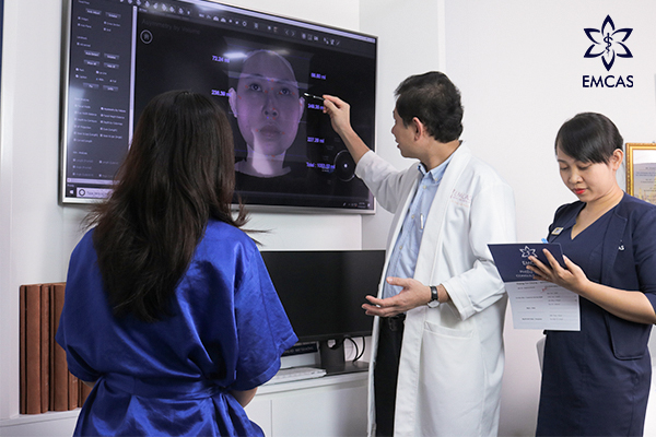 Bác sĩ Phạm Xuân Khiêm tư vấn cụ thể cho KH trước khi tiến hành thẩm mỹ.