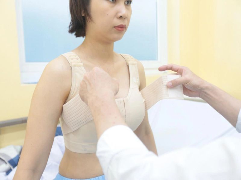 Để đảm bảo quá trình hồi phục diễn ra suôn sẻ và đạt kết quả tốt nhất sau phẫu thuật nâng ngực