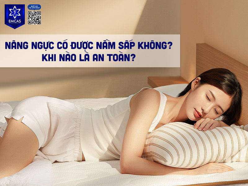 Trong 2 tháng đầu sau nâng ngực, bạn tuyệt đối không nên nằm sấp vì tư thế nằm này không chỉ gây đau, khó chịu mà còn làm tăng nguy cơ chèn ép kéo dài, ảnh hưởng đến form ngực và cảm giác mềm tự nhiên về sau.