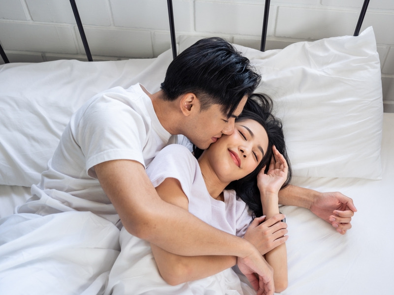 Chọn tư thế quan hệ nhẹ nhàng, tránh các tư thế có thể gây áp lực lên ngực.