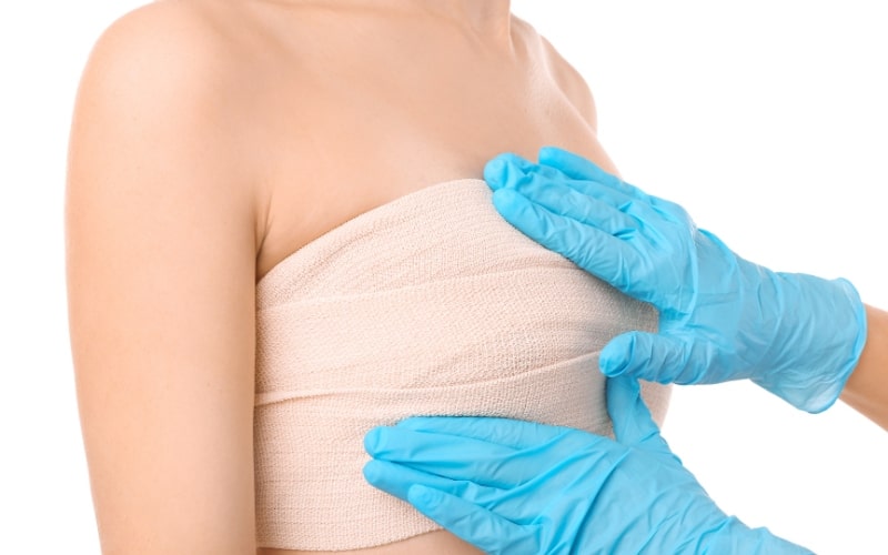 Điều khó khăn khi thực hiện phẫu thuật nâng ngực người chuyển giới chính là cơ ngực của người nam chắc khỏe và mô cơ da ở vùng ngực chặt