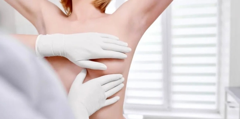 Phẫu thuật nâng ngực cho người chuyển giới sẽ khó khăn hơn bình thường bởi đặc điểm của nam giới không có tuyến vú, nên khi thực hiện đặt túi ngực sẽ khó che đi vết sẹo.