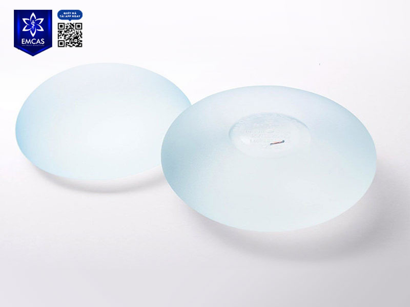 Nâng ngực nano chip là phương pháp sử dụng túi độn được tích hợp chip thông minh giúp truy xuất nguồn gốc, kiểm soát thông tin túi ngực, tên bác sĩ thực hiện và dữ liệu khách hàng.