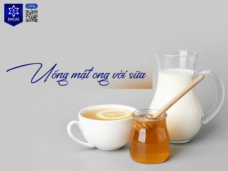 Mật ong và sữa chứa carbohydrate, protein cùng nhiều dưỡng chất hỗ trợ tăng cân nhẹ nếu sử dụng kết hợp với chế độ dinh dưỡng đầy đủ.