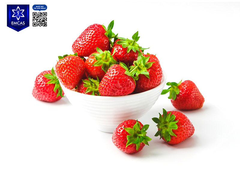 Dâu tây giàu vitamin C và flavonoid, giúp tăng sinh collagen, bảo vệ mô ngực khỏi tác động lão hóa, hỗ trợ da vùng ngực săn chắc và tươi trẻ hơn.